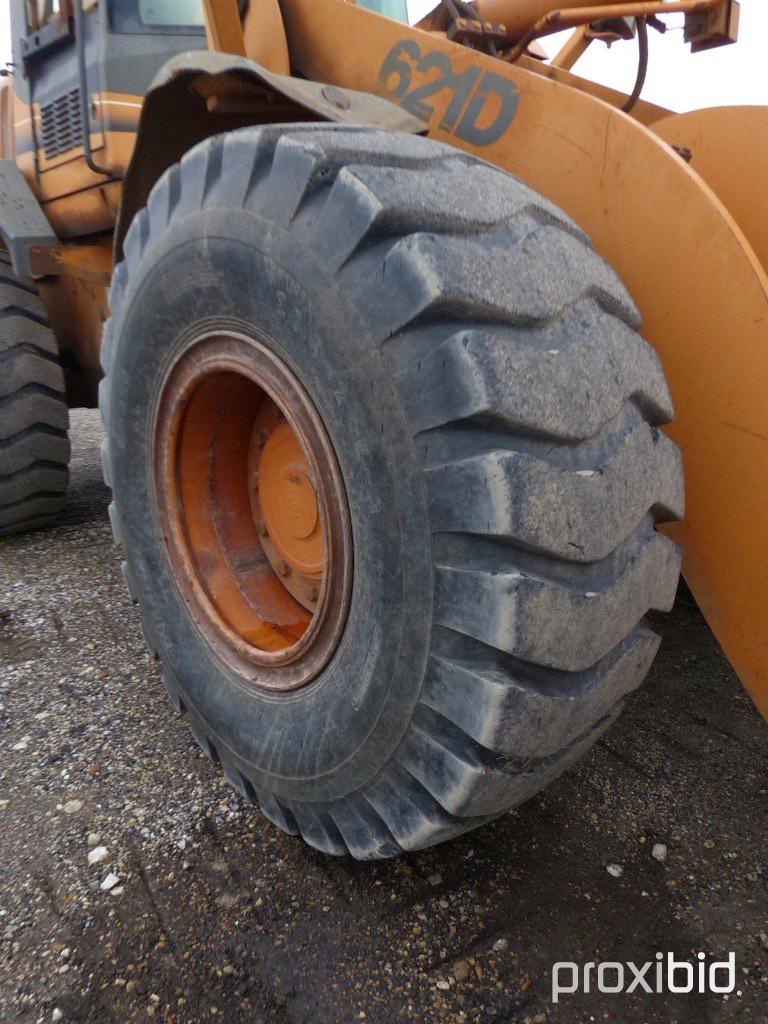 2002 CASE 621D RUBBER TIRE LOADER;