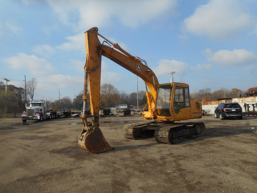 1992 JOHN DEERE 490E EXCAVATOR;