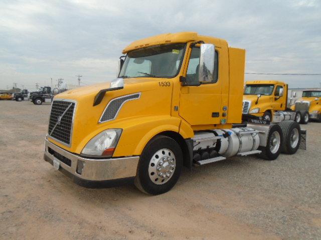 2015 VOLVO VNL64T300 TRUCK TRACTOR;