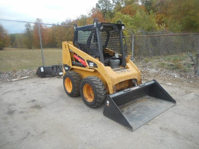 2011 CATERPILLAR 226B SKID STEER;