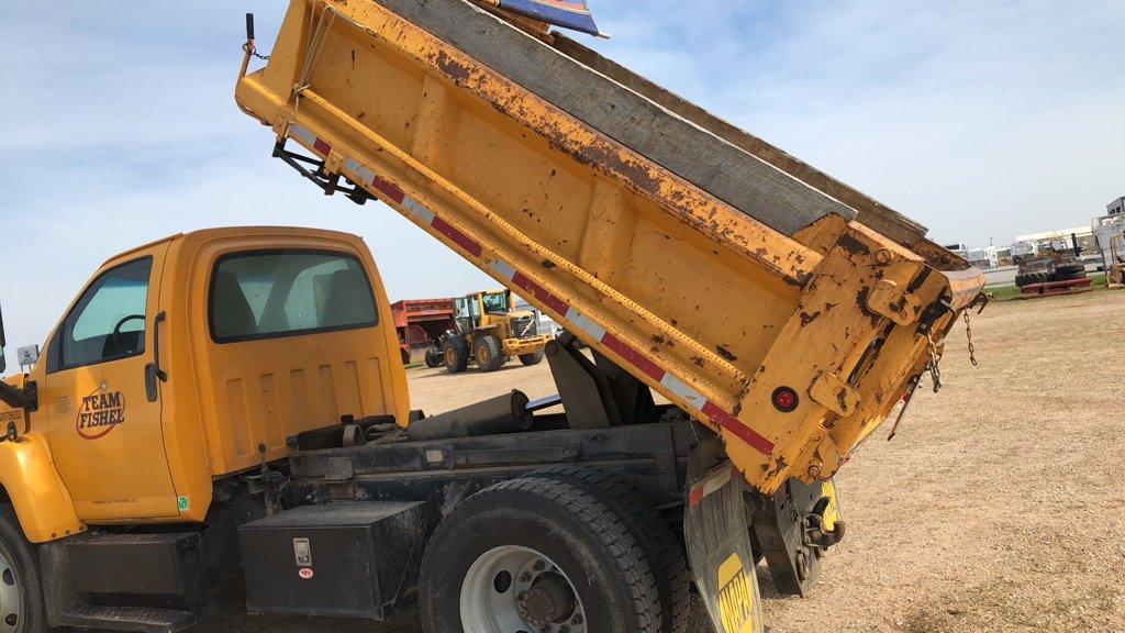 2006 CHEVY C7500 S/A DUMP TRUCK;