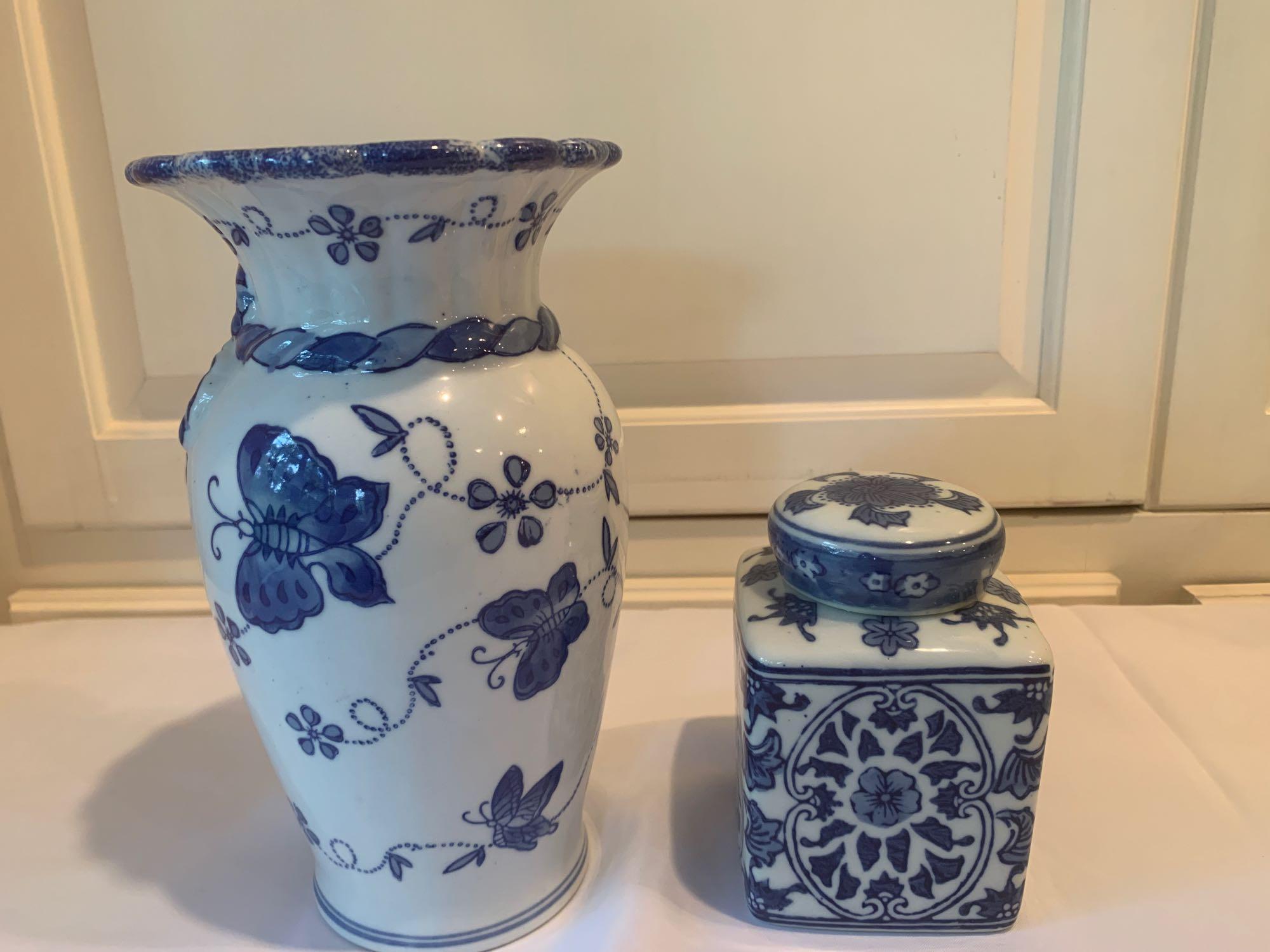 Blue/White Vase/Container