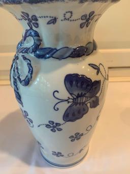 Blue/White Vase/Container