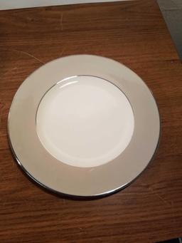 Syracuse Debutante - 4 Salad Plates and 1 Dinner Plate