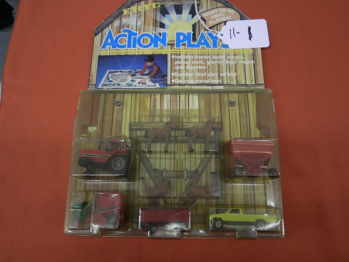 ACTION PLAYSET INT. TRACTOR, BALER, 2 WAGONS