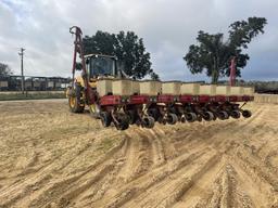 Case IH 900 Planter - 8R30"