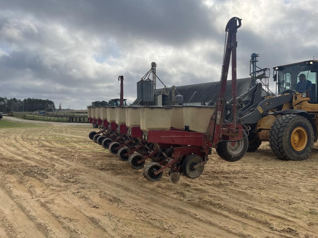 Case IH 900 Planter - 8R30"