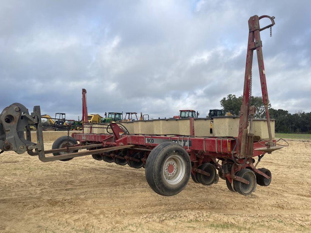 Case IH 900 Planter - 8R30"