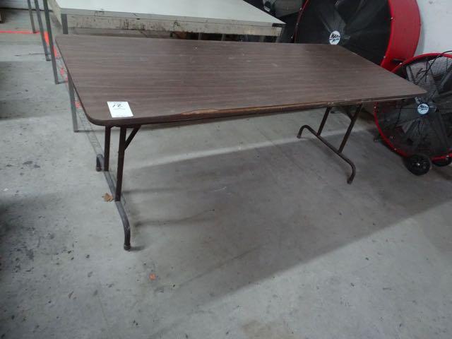 FOLDING TABLE