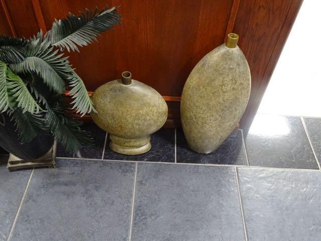 VASES (X2)