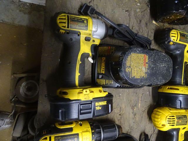 DEWATL DRILL 18V W/CHARGER & 2 BATTERIES