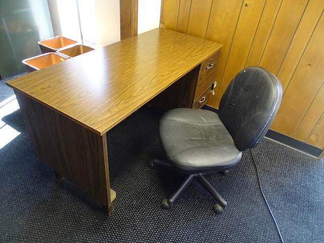 DESK W/ CHAIR