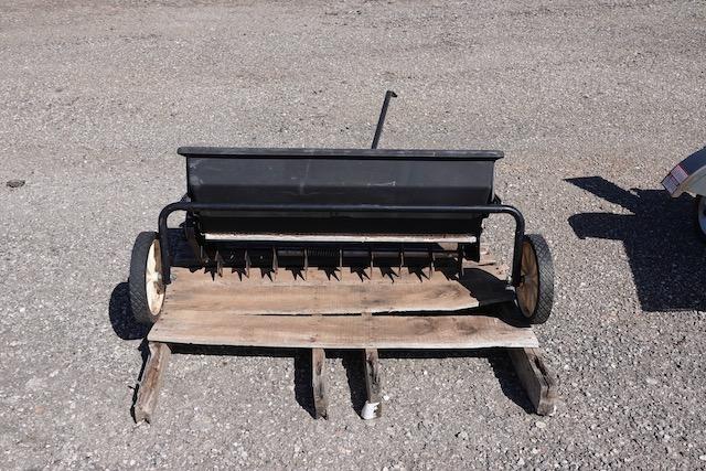 PULL BEHIND LAWN GRANULE/SEED SPREADER