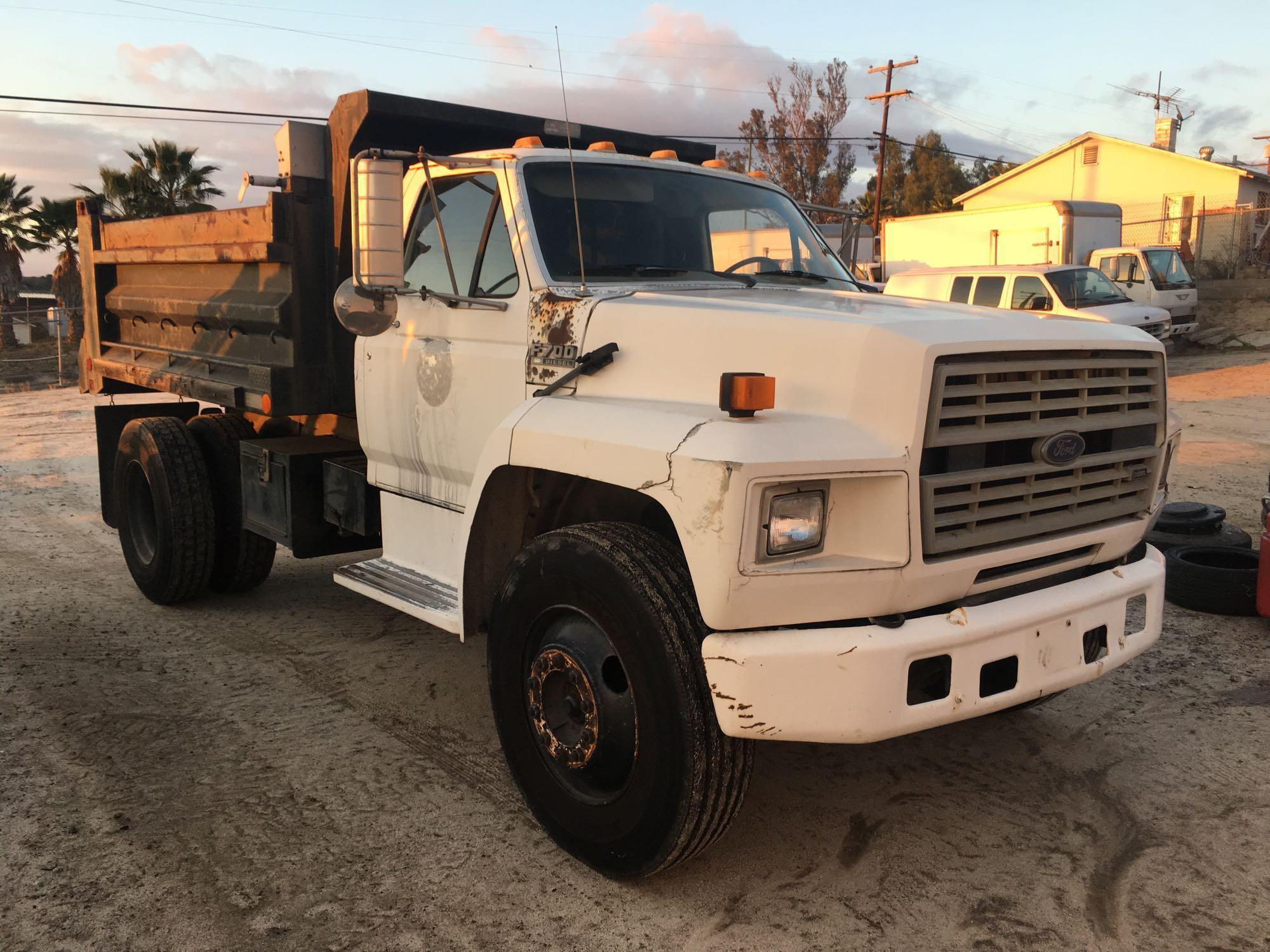 1989 FORD F700 DUMP