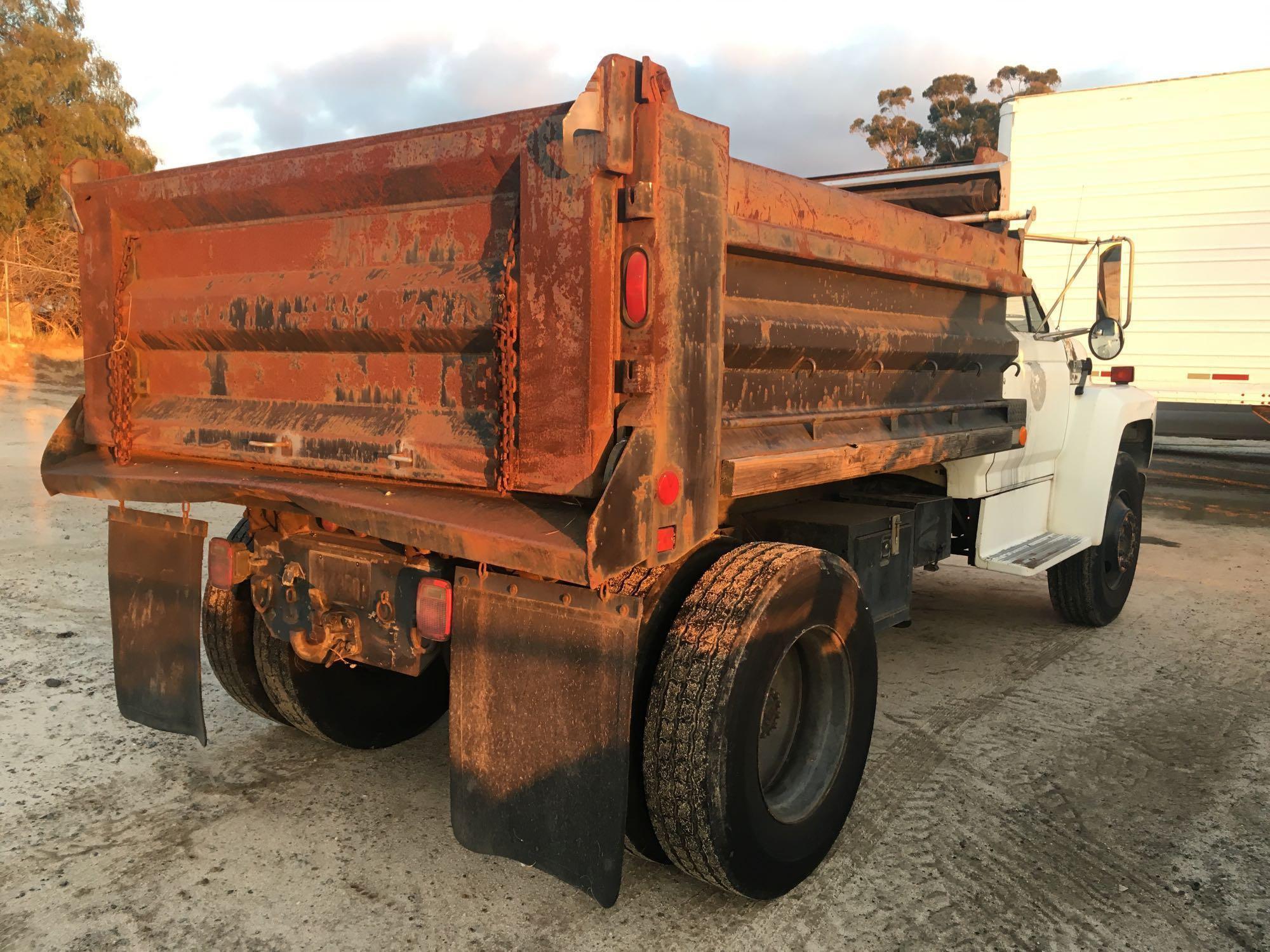 1989 FORD F700 DUMP