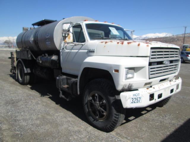 1989 FORD F800 HOT OIL TK