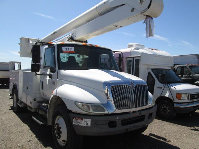 2005 INTL 4300 BUCKET TRK