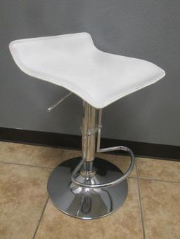 EARTHLITE ADJUSTABLE HEIGHT MASSAGE TABLE