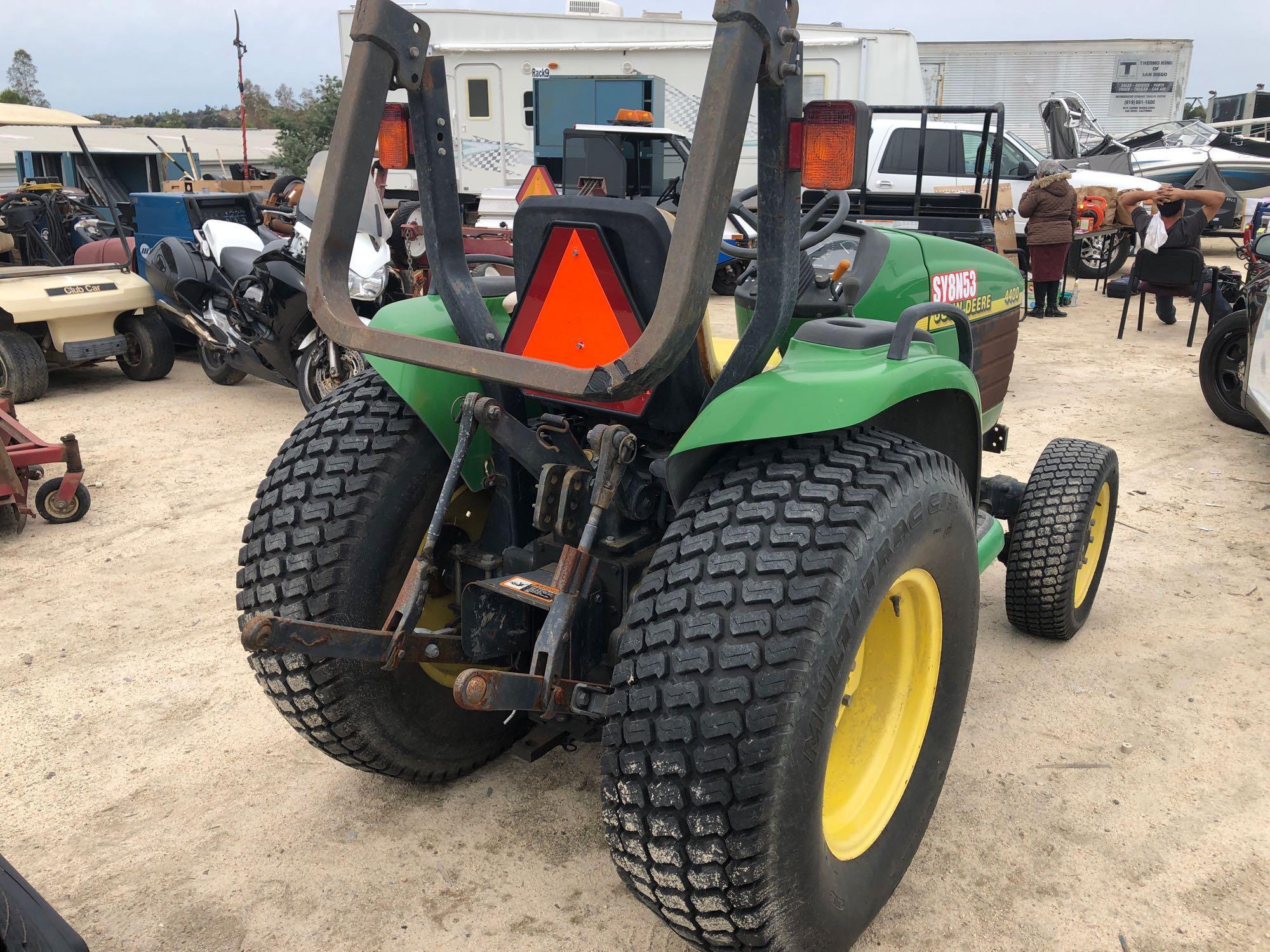 JOHN DEERE 4400 4X4