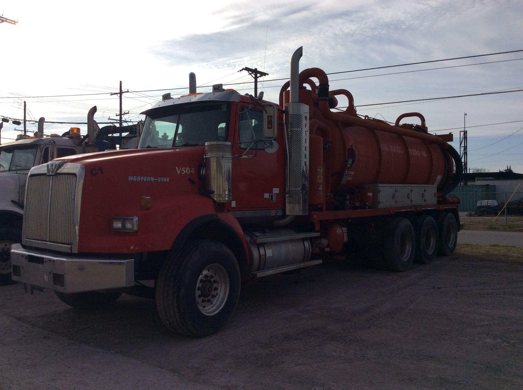 2004 WESTERN STAR 4900FA VAC TRUCK TRI DRIVE