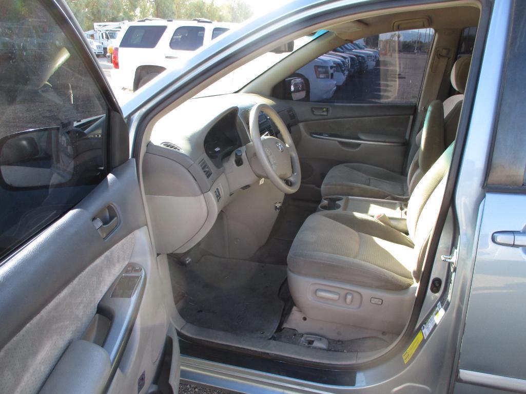 2008 TOYOTA SIENNA SE