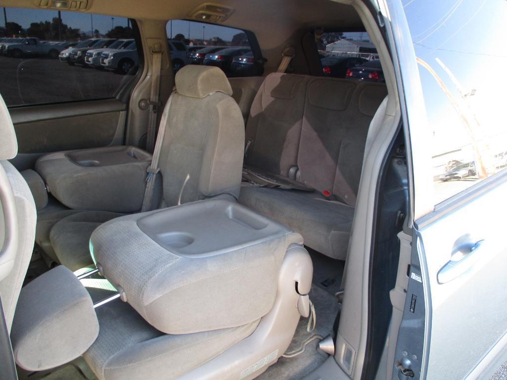 2008 TOYOTA SIENNA SE