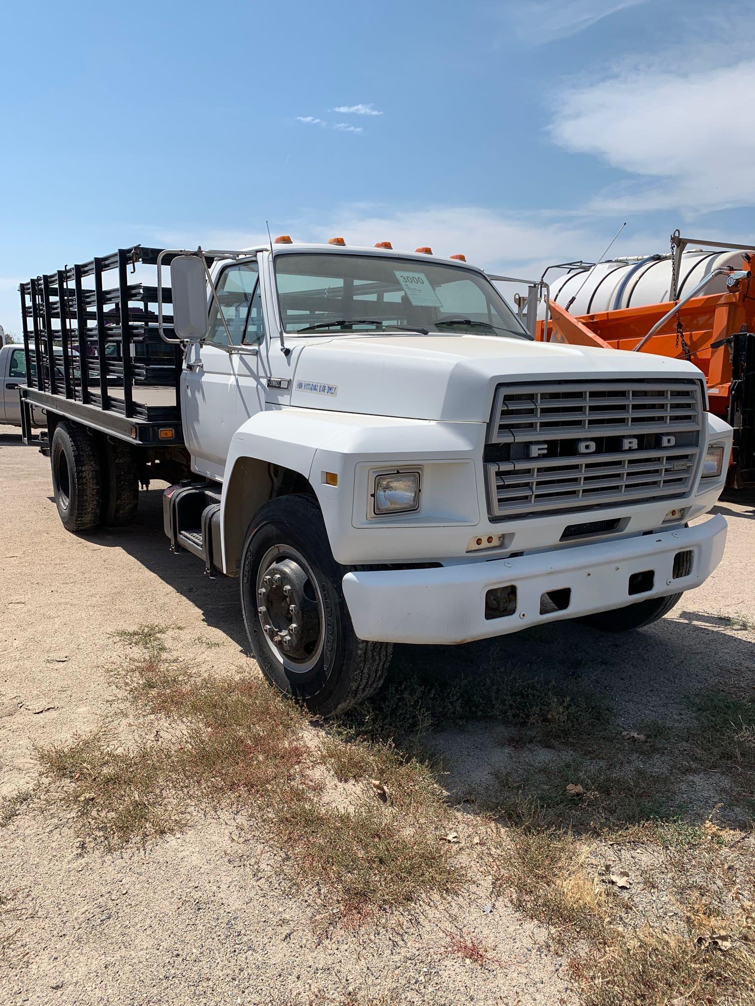 1983 FORD F700 FLATBED