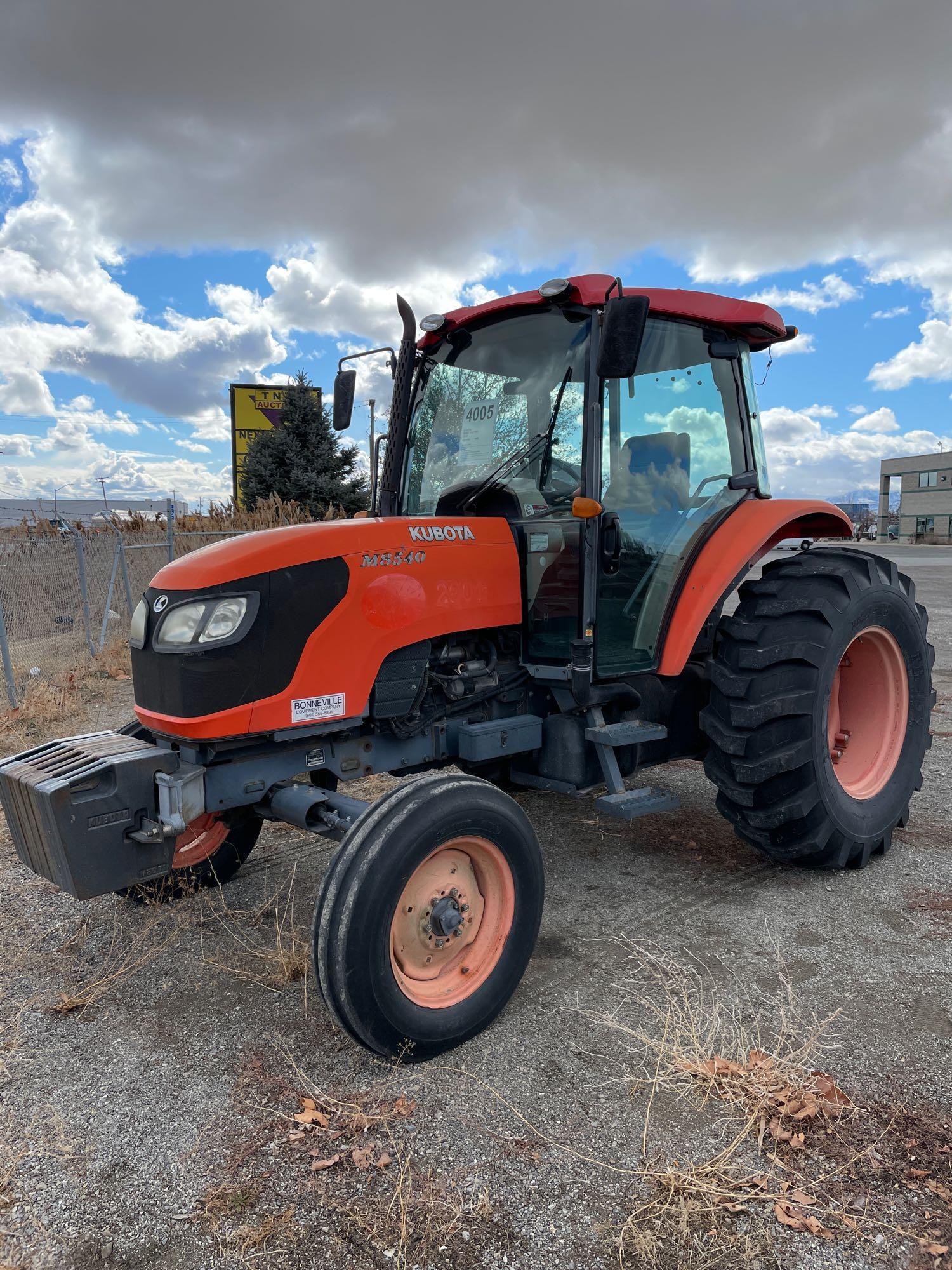 KUBOTA M8540 TRACTOR