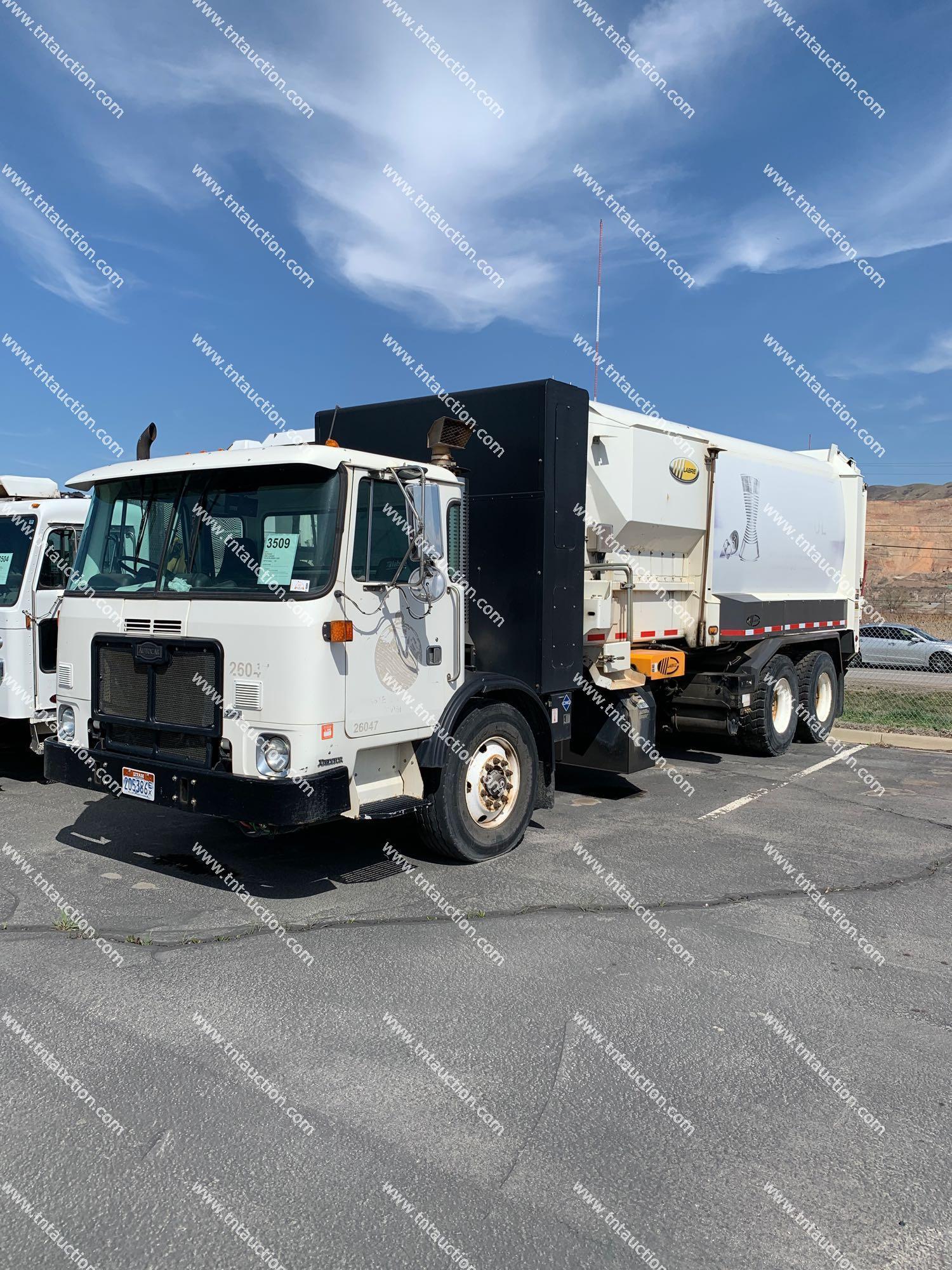 2011 AUTOCAR SIDE LOADER