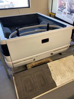 TRUCK BED AND TAILGATE