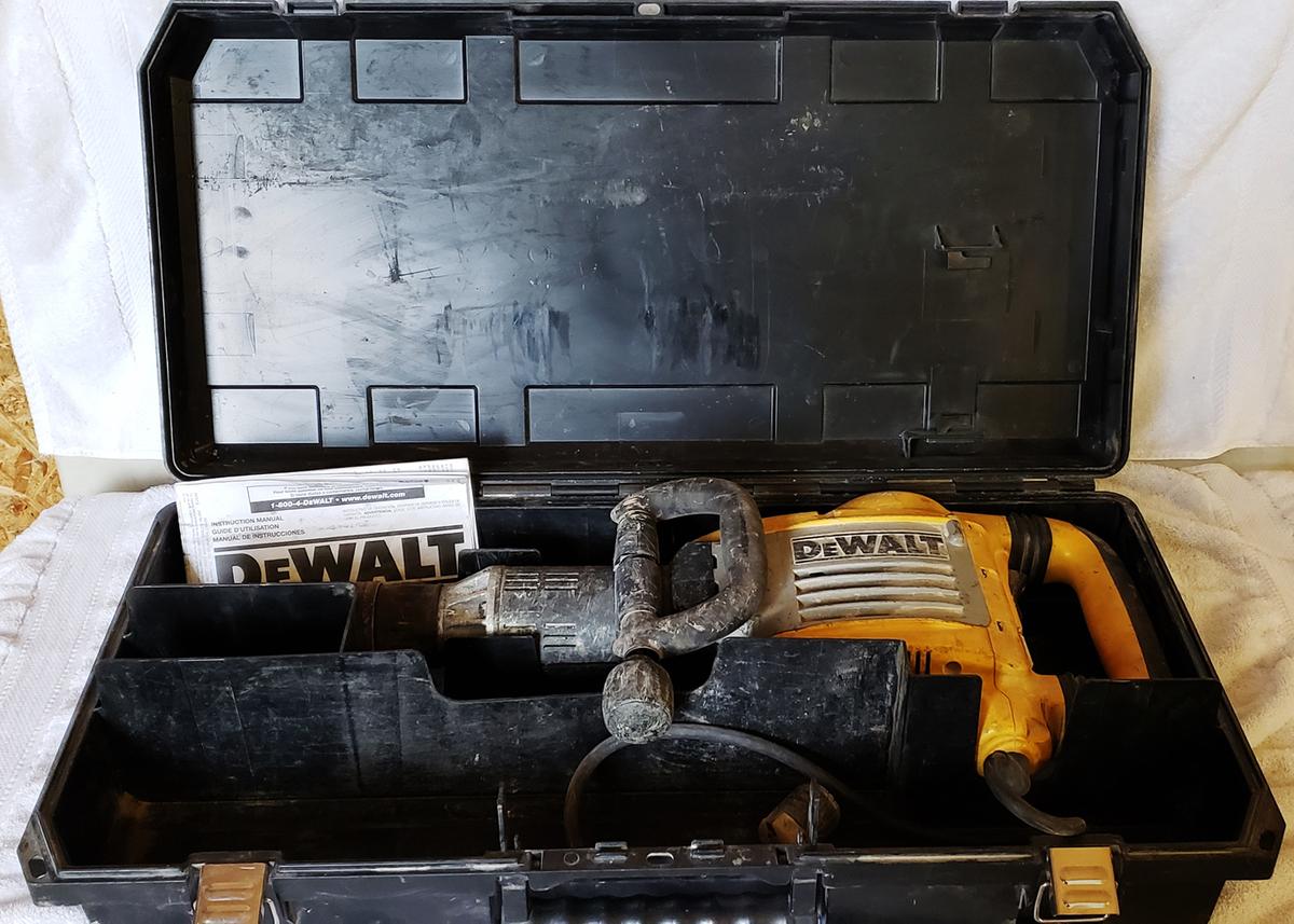 Dewalt D25901 Demolition hammer in case