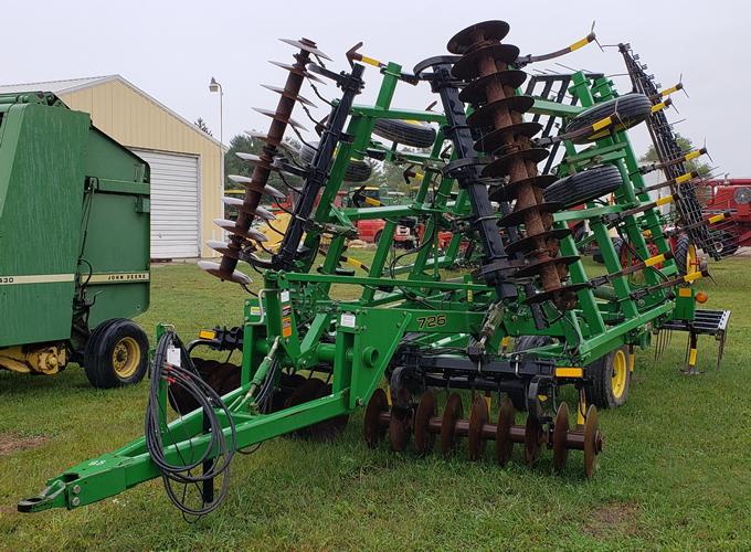 John Deere 726 soil finisher