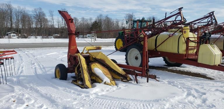 New Holland Super 717 chopper Pull type, 2 row wide corn head