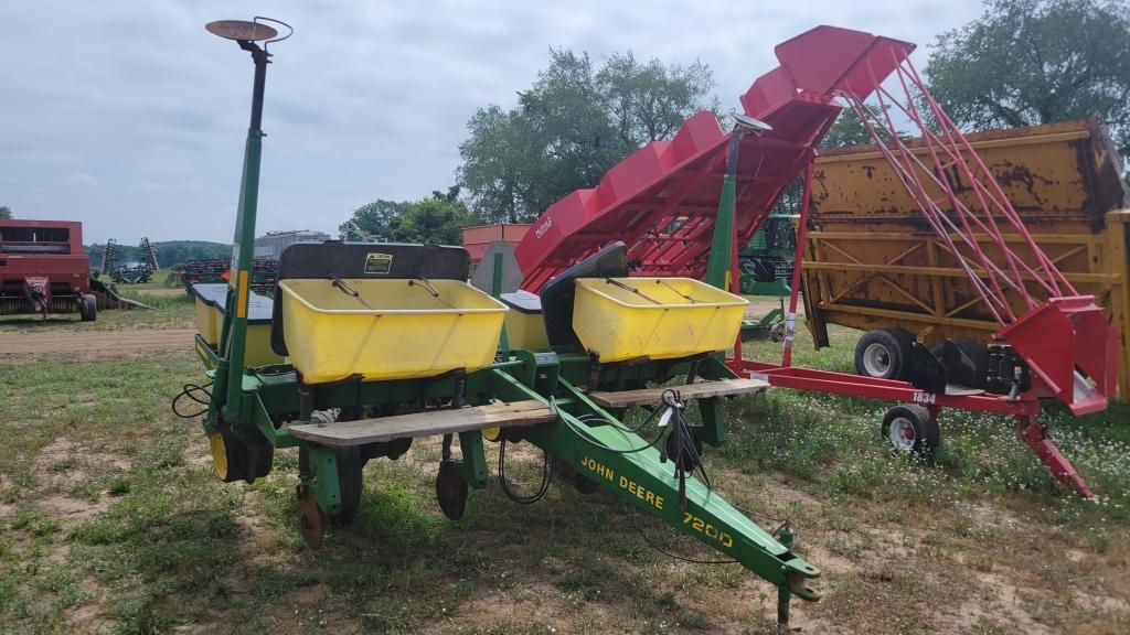 John Deere 7200 Max Emerge II 4 row corn planter