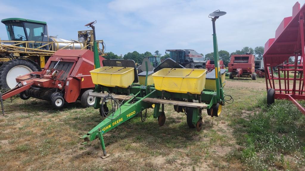 John Deere 7200 Max Emerge II 4 row corn planter