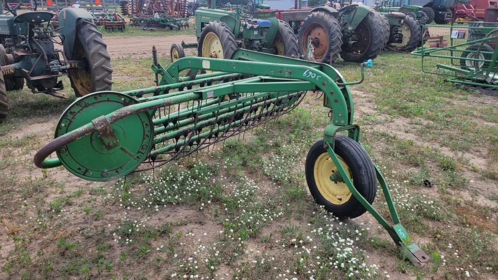 John Deere 672 hay rake