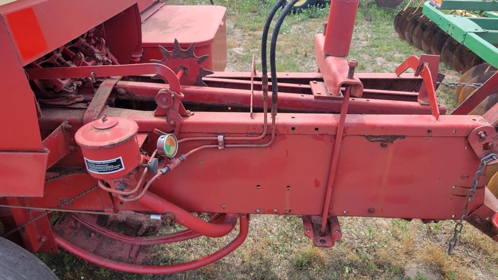 New Holland 316 Hayliner square baler