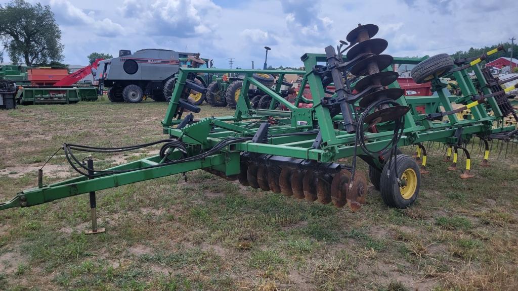 John Deere 724 soil finisher