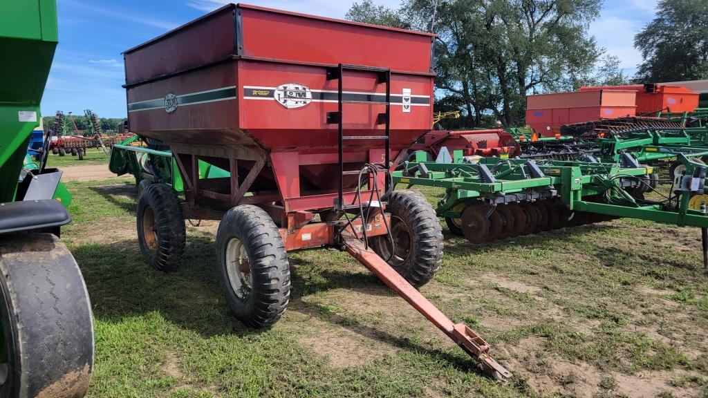 J& M gravity wagon with hydraulic auger