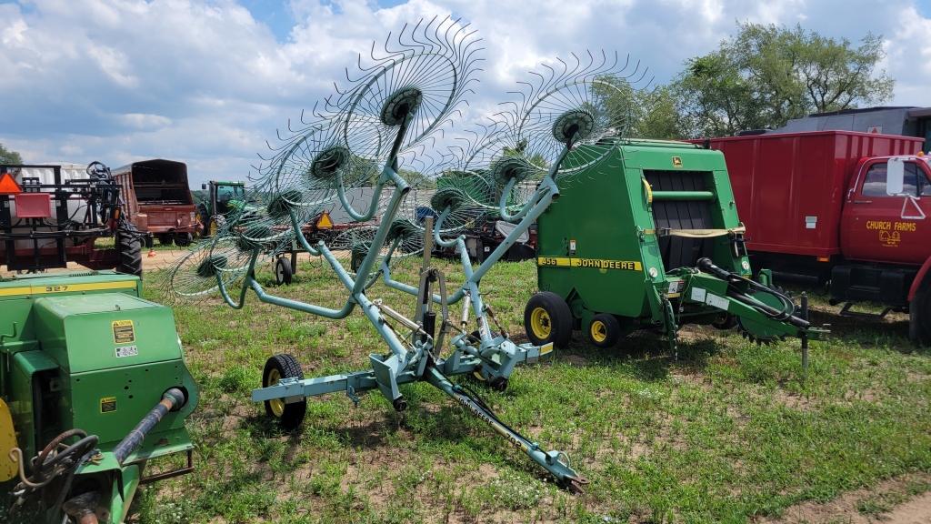 John Deere 702 10 wheel hay rake
