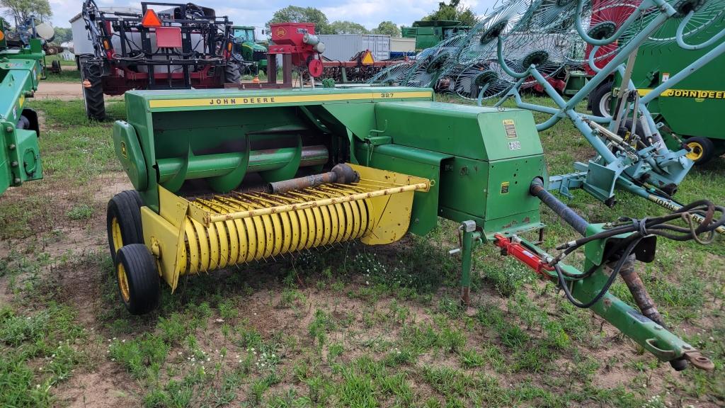 John Deere 327 square baler