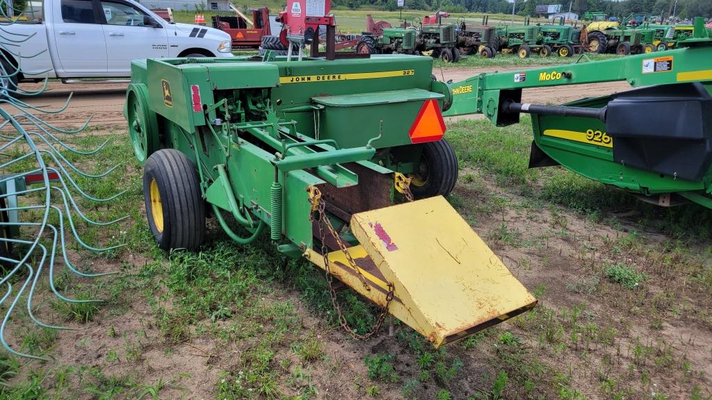 John Deere 327 square baler