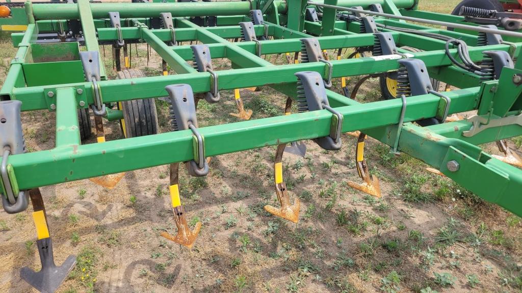 John Deere 980 field cultivator