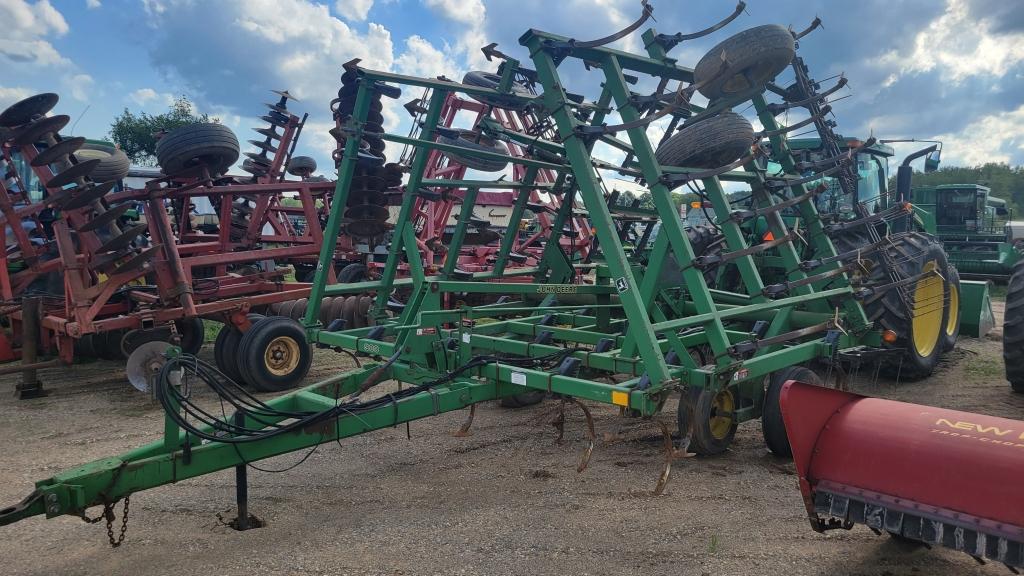 John Deere 980 field cultivator