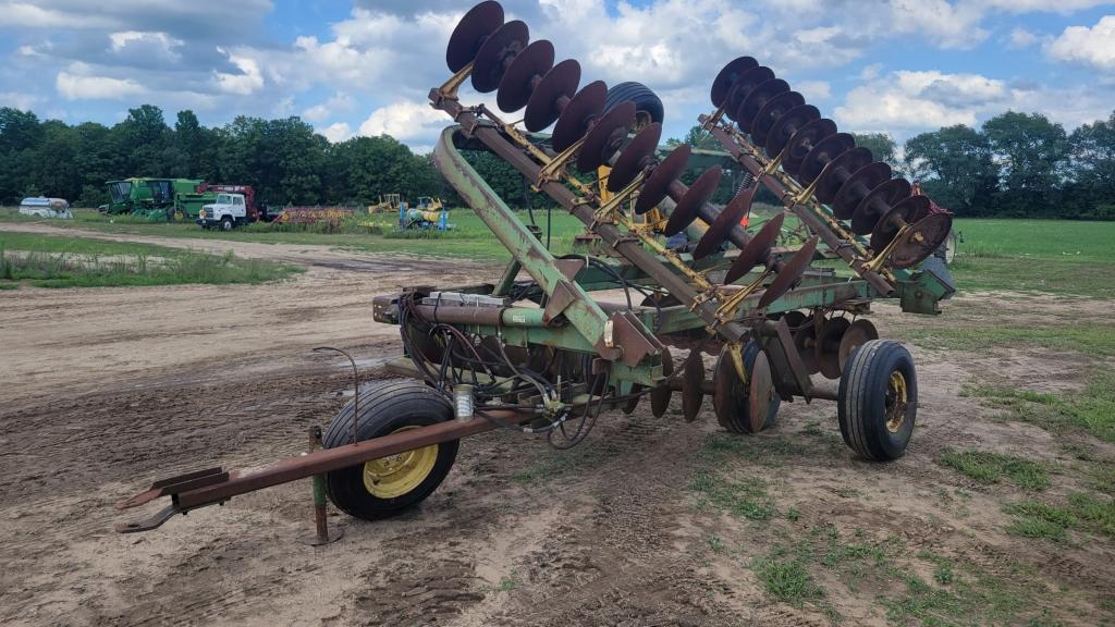 John Deere 220 bi-fold disk