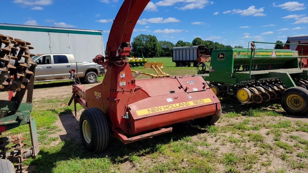 New Holland 900 pull type forage harvester