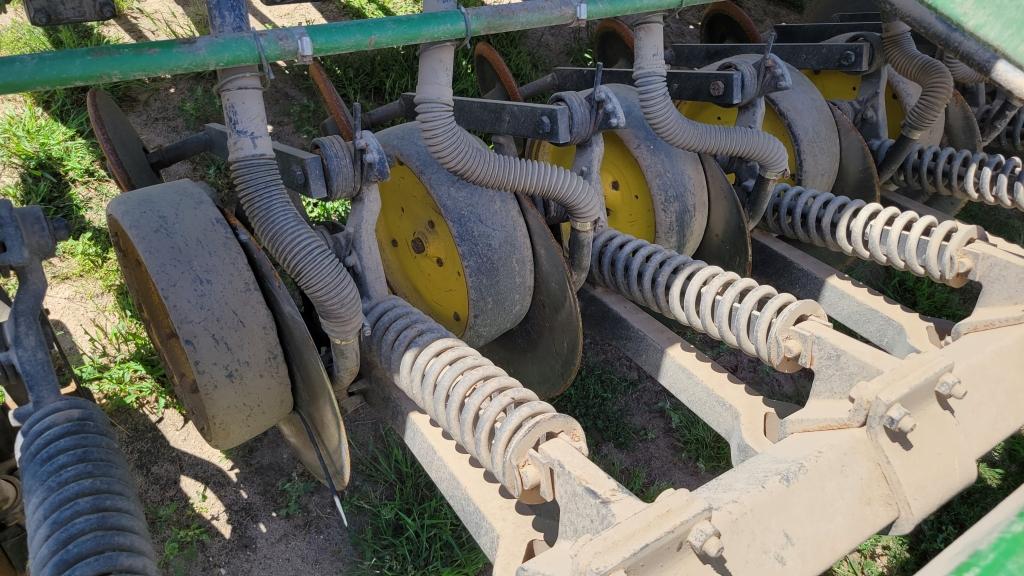 John Deere 750 no-till grain drill