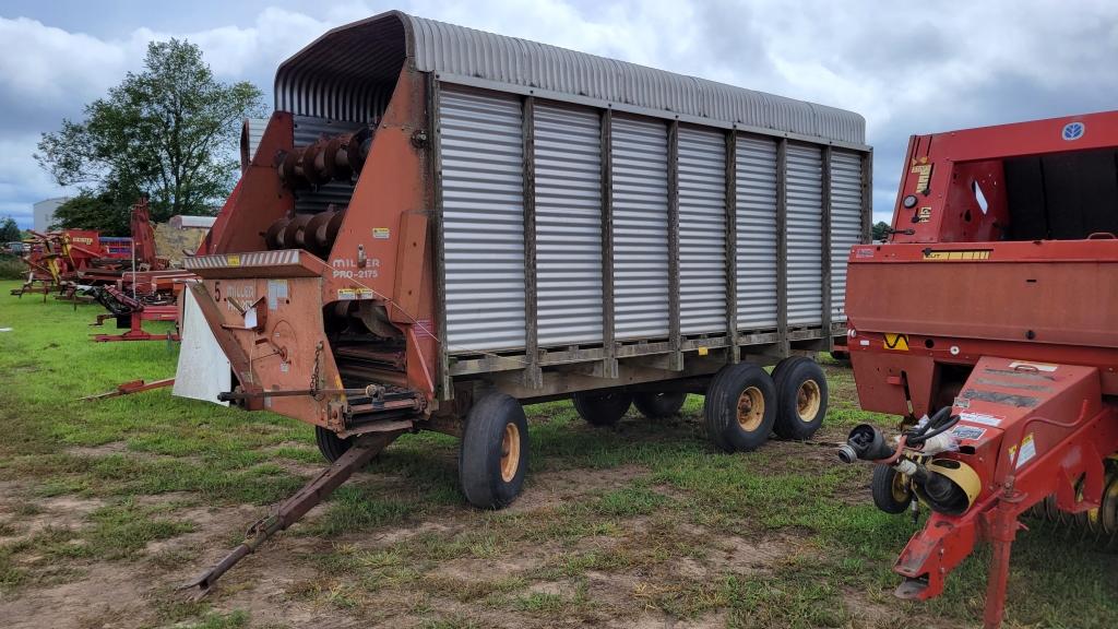 Miller Pro 2175 front unload forage wagon