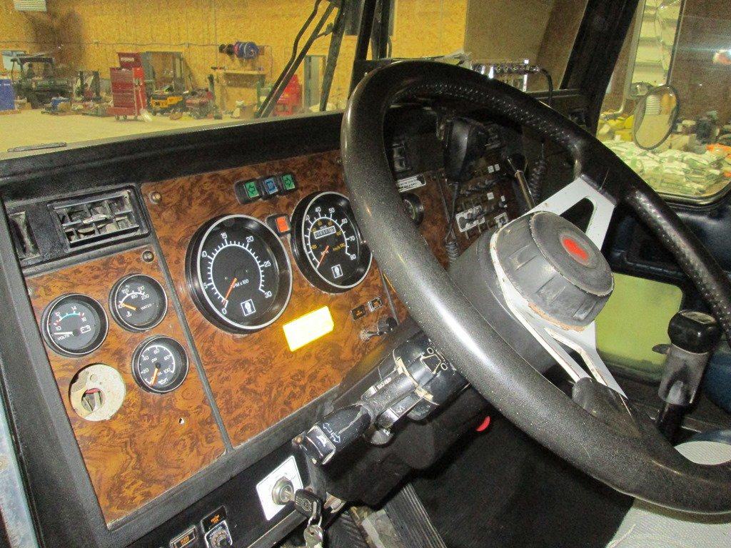 1996 Kenworth T800 10 Wheel Day Cab Semi