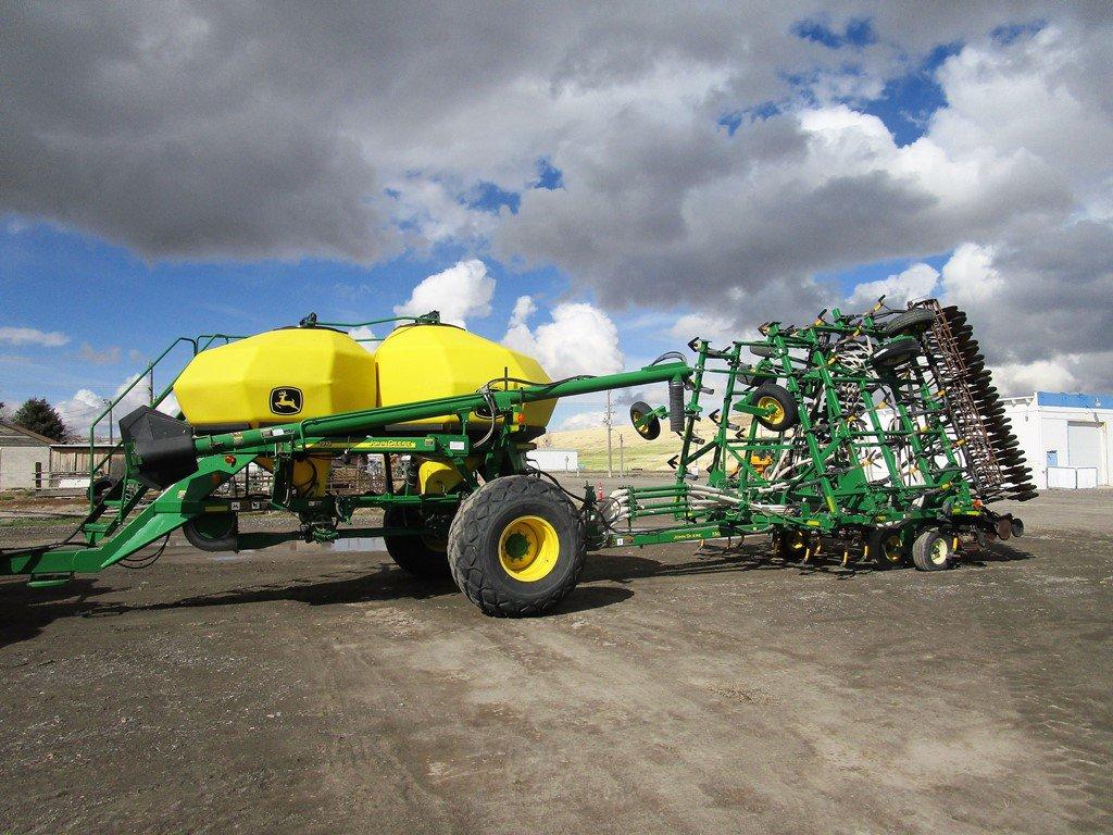 John Deere 1910 Cart w/John Deere 730 Air Disk Drill